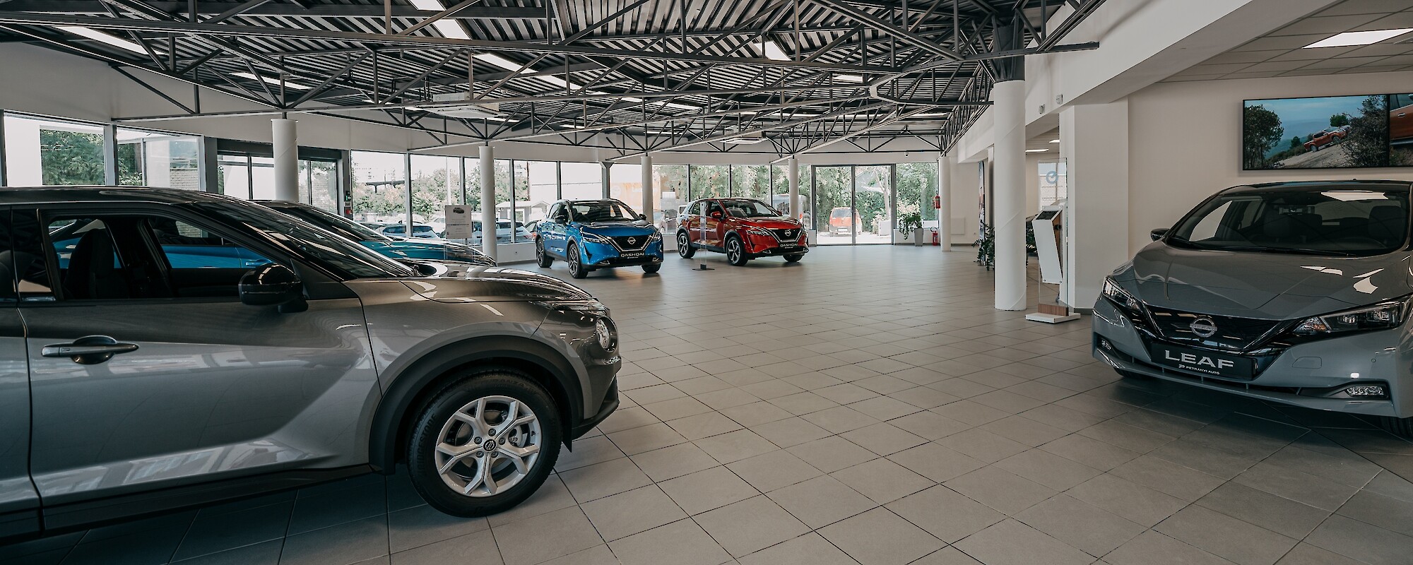 Petrányi Autó Centrum Nissan márkakereskedés belső tere