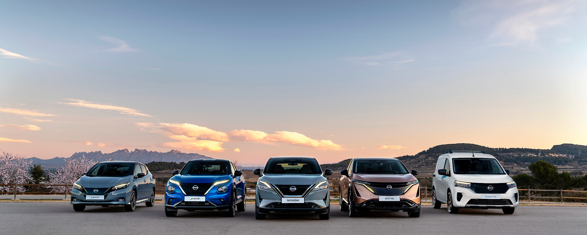 Nissan modellek állnak egy parkolóban