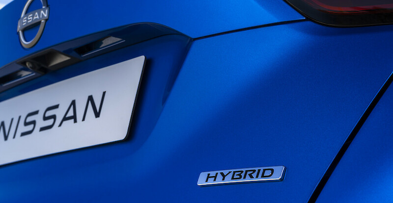 Kék Nissan Juke hibrid hátulja