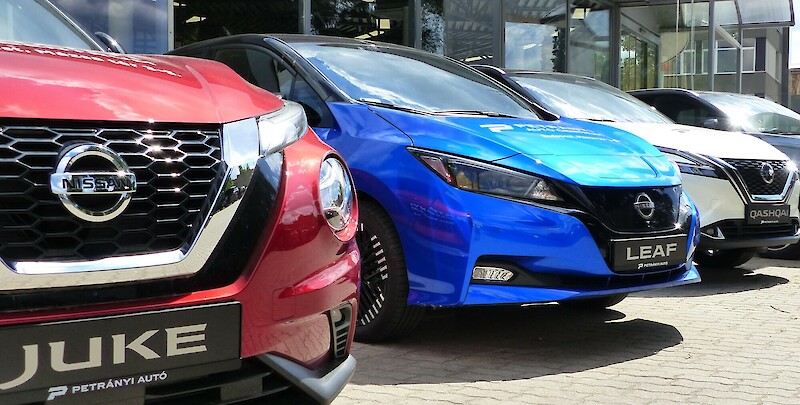 Nissan modellek orra a Petrányi Autó Centrum bejárata előtt